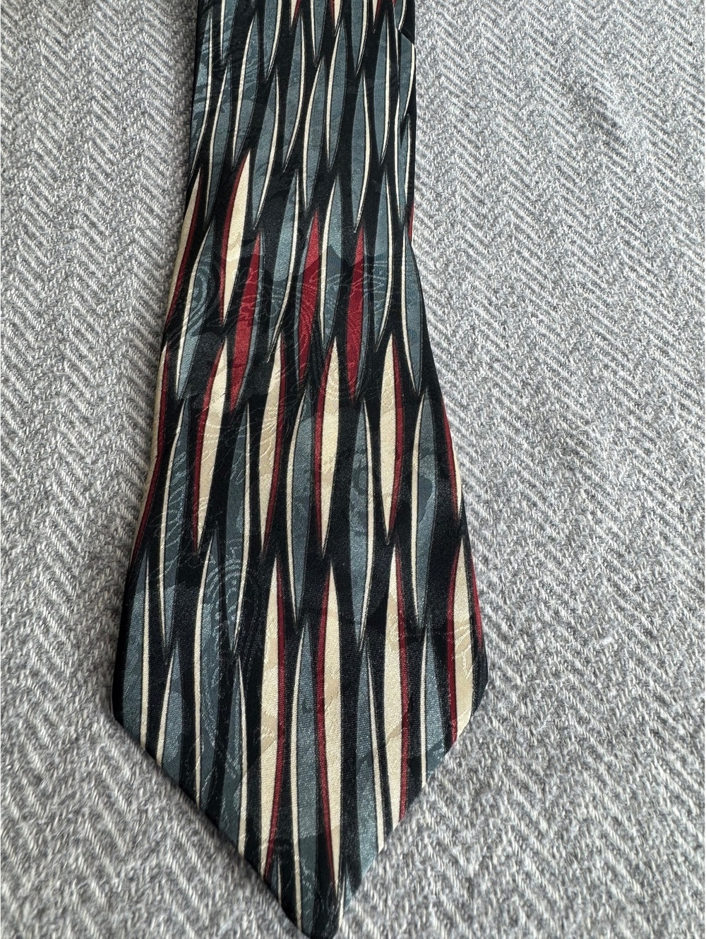 Botany 500 Men's Polyester Neck Tie with Abstract Stripe Pattern